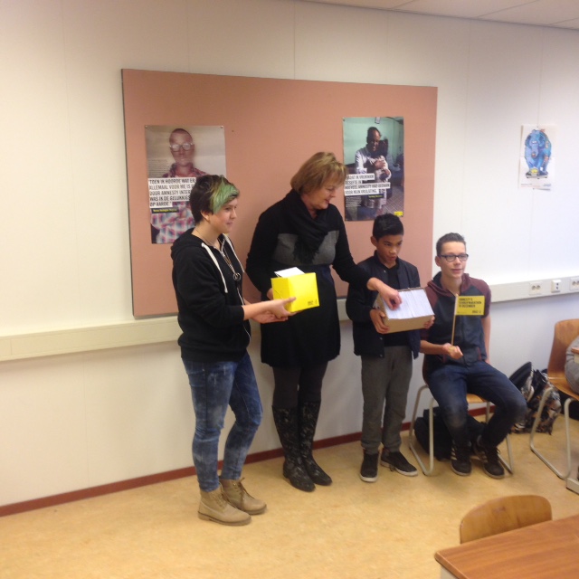 Secretaris Mirjam Krutzen krijgt de brieven en kaarten op het Roelof van Echtencollege overhandigd