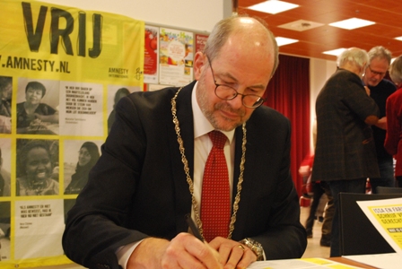 Burgemeester Karel Loohuis van Hoogeveen schrijft de eerste brief