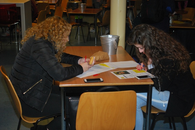 studenten Alfa College schrijven tijdens de lunch (2)