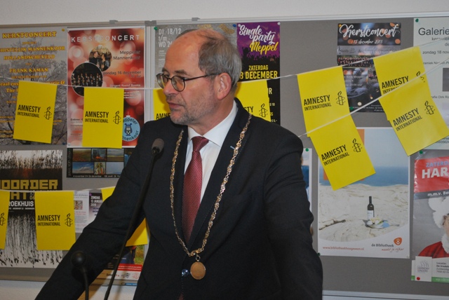 Hoogeveens burgemeester Karel Loohuis opent de schrijfactie