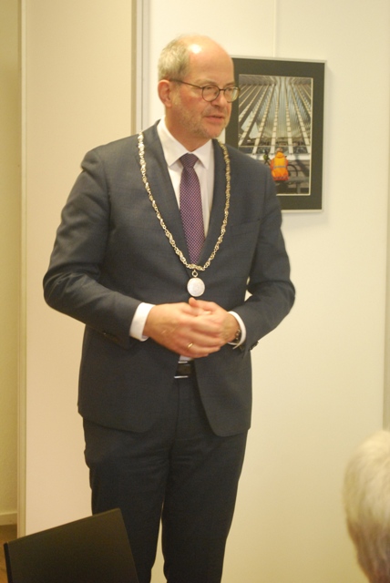 Burgemeester Karel Loohuis opent de schrijjfsessie in Hoogeveen