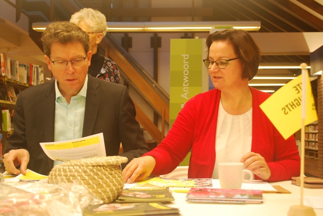 Burgemeester Roger de Groot en echtgenote Berthilde starten de schrijfactie in Zuidwolde