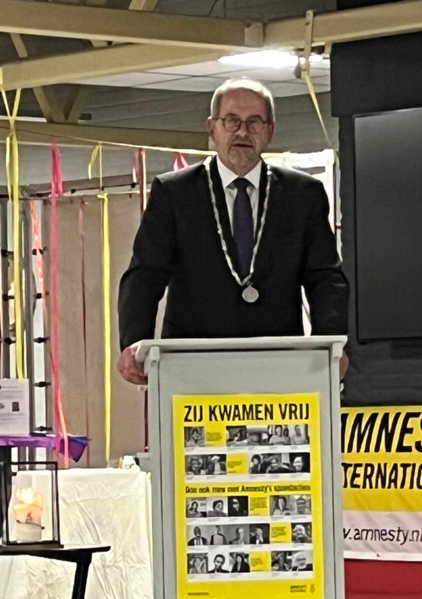 Burgemeester Karel Loohuis feliciteert Amnesty Hoogeveen